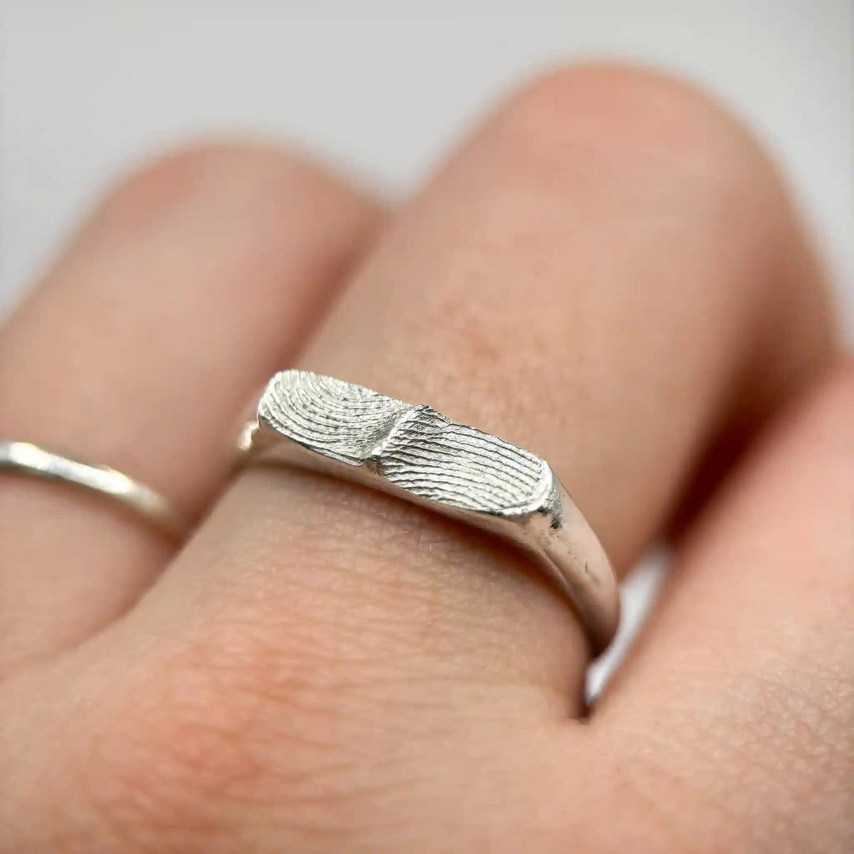 Bague empreinte portée