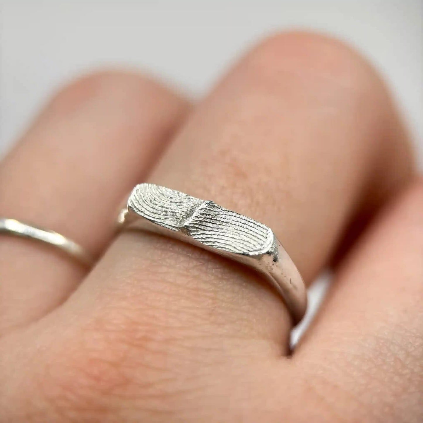 Bague empreinte portée